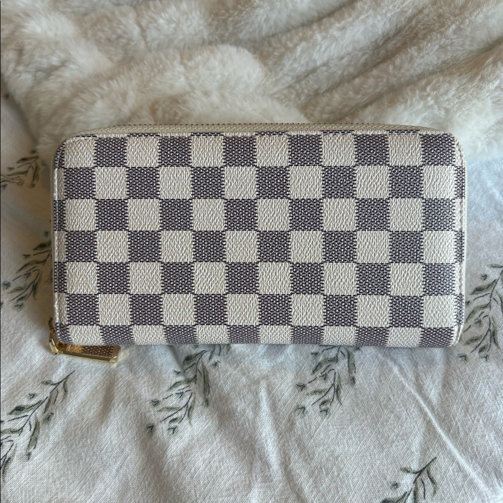Daisy Rose checkered wallet